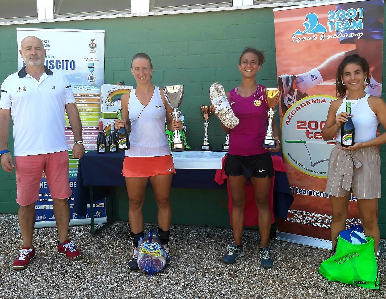 La vincitrice del torneo femminile con la finalista e gli organizzatori