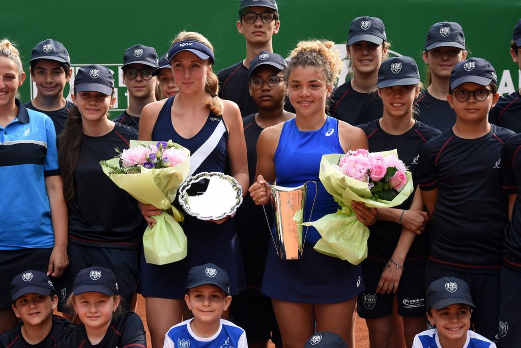 La premiazione dell'edizione 2019 degli Internazionali femminili di Brescia, vinti da Jasmine Paolini (destra). Il torneo tornerà nel 2022 (foto GAME)