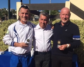 Alberto Paris (a destra) e Johny Goudenbour premiati a Marbella dal leggendario campione spagnolo Manolo Santana
