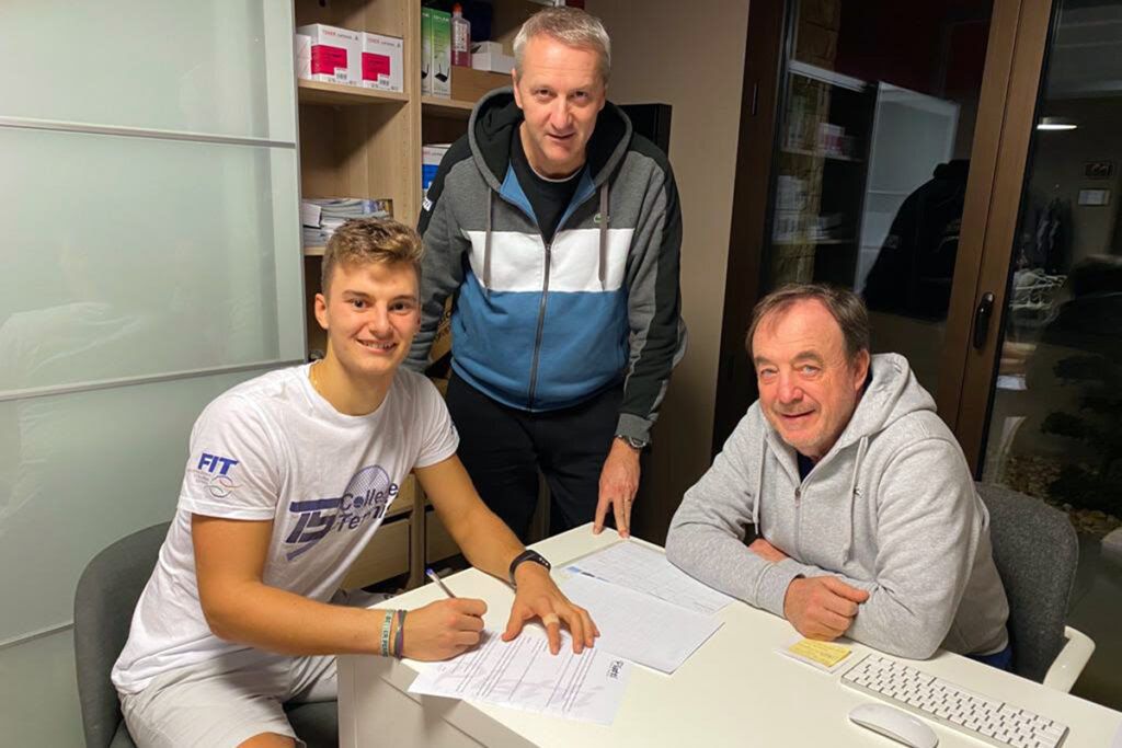 Daniel Botti con Riccardo Piatti e Luigi Bertino mentre firma per la Kennesaw State University