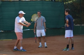 Piatti al lavoro con i giovani e i loro coach sui campi del Bordighera Lawn Tennis Club