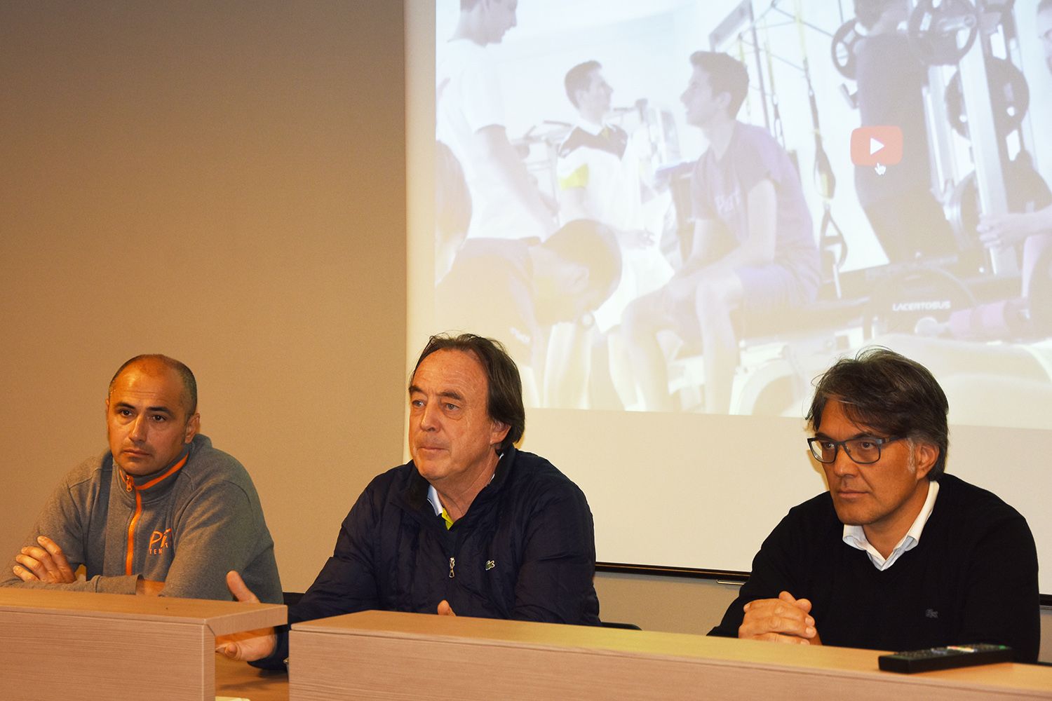 Riccardo Piatti, al centro, con Cristian Brandi e il presidente del Piatti Tennis Center Michele Bozzetti