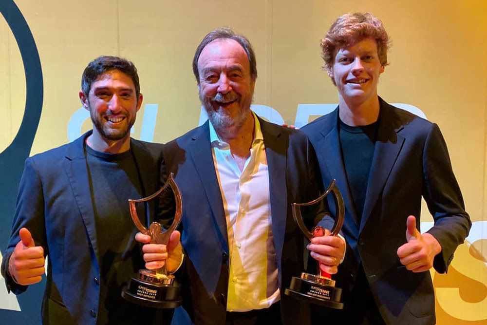Andrea Volpini (sinistra) e Jannik Sinner, nella foto con coach Riccardo Piatti, premiati dalla Federtennis ai Supertennis Awards, come miglior insegnante e giocatore migliorato di più nel 2019