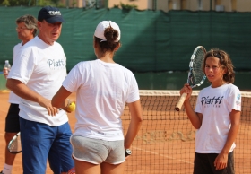 Riccardo Piatti al lavoro con i giovani sui campi di Bordighera