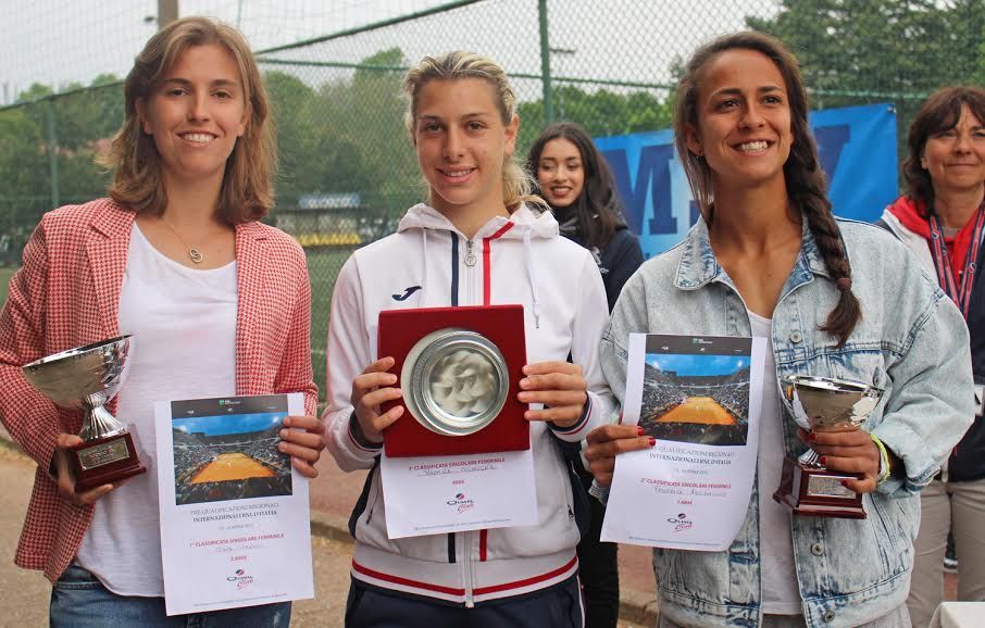 La premiazione del singolare femminile dell'Open BNL di Milano: da sinistra, Gaia Sanesi (vincitrice), Martina Colmegna (terza classificata) e Federica Arcidiacono (finalista)