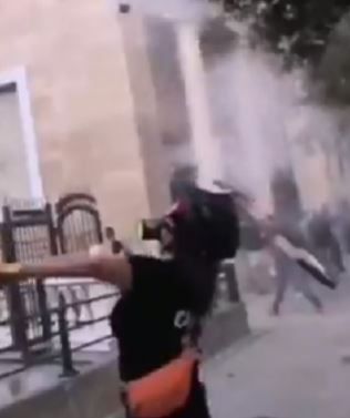 Un modello di racchetta di Roger Federer usato nelle proteste in Libano (Video)