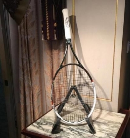 Una racchetta di Novak Djokovic è stata venduta per 60 mila euro