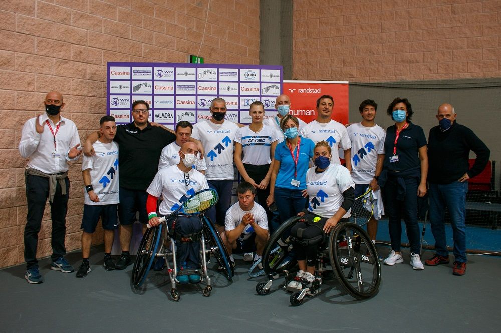 Foto di gruppo con tutti i partecipanti