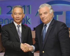 Francesco Ricci Bitti riceve i saluti del presidente della Federazione Tennis della Thailandia.