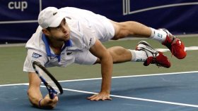 Con il suo tuffo, Andy Roddick ha vinto letteralmente il torneo ATP di Memphis.