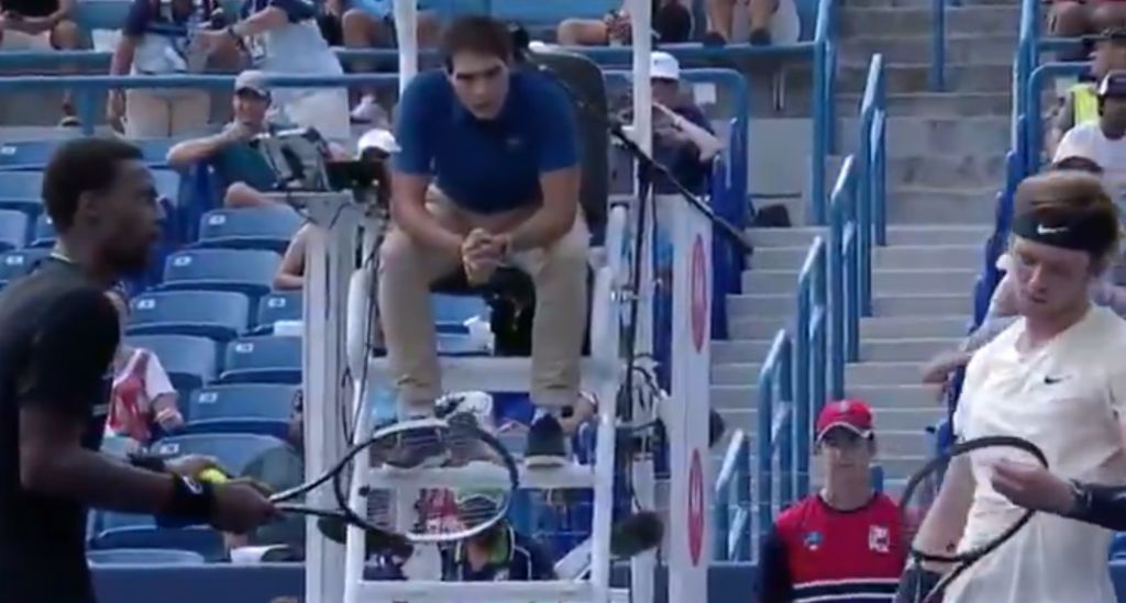 Monfils ha chiesto assistenza medica e Rublev lo ha accusato di fare finta (Video)