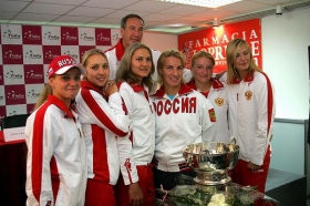 Shamil Tarpischev attorniato dalla vera formazione di Fed Cup russa. A Cagliari nessuna di queste giocatrici sarà presente