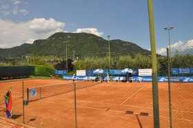 Il campo centrale del Tc Due Pini di Salò, da domani sede della Nation Cup - Lampo Trophy