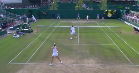 Video del Giorno: Wimbledon. Vince il punto dopo un recupero incredibile
