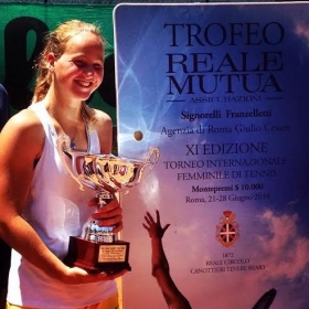 Roma: Ludmilla Samsonova, 15 anni, alla premiazione del torneo Itf della Canottieri Tevere Remo (foto SpazioTennis)