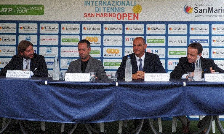 da sinistra Federico Pedini Amati, Segretario di Stato al Turismo; Teodoro Lonfernini, Segretario di Stato allo Sport; Christian Forcellini, presidente Federazione Sammarinese Tennis e vice presidente Comitato Olimpico Nazionale Sammarinese, e Alessandro Costa, direttore del torneo
