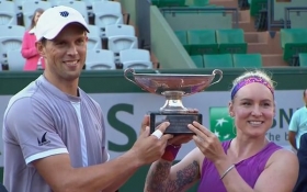 Mike Bryan e Bethanie Mattek-Sands con la coppa del Roland Garros