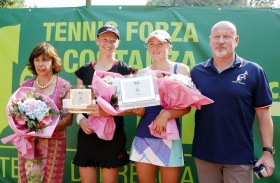 La premiazione al Forza e Costanza. Da sinistra, Anna Capuzzi Beltrami (presidente Forza e Costanza), la ceca Renata Voracova, la bielorussa Aliaksandra Sasnovich e Alberto Paris (direttore del torneo) - Foto Felice Calabrò