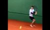 Un tennista gioca a piedi nudi (VIDEO)