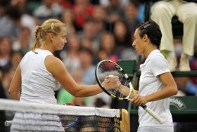 Stretta di mano tra Schiavone e Dokic