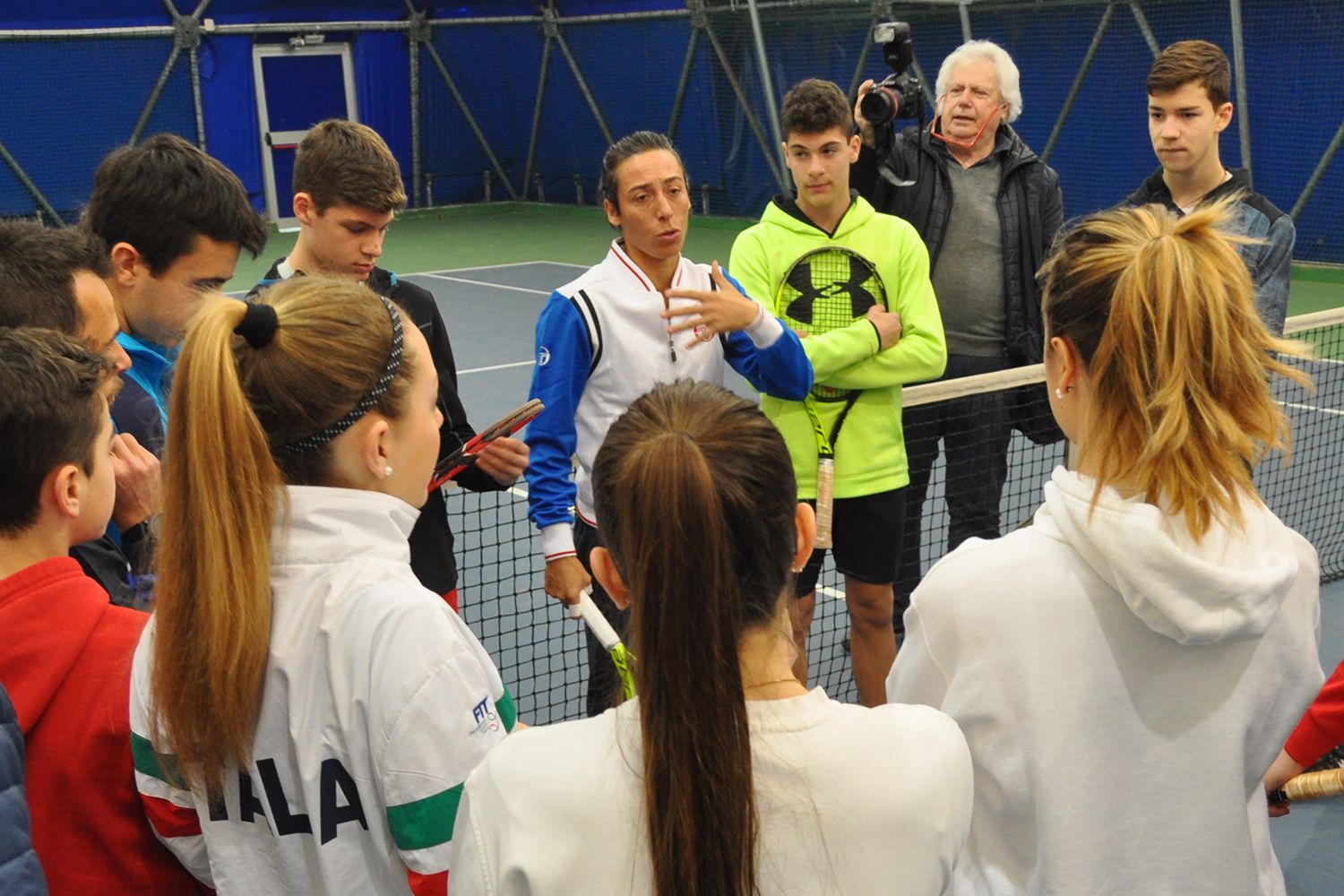 Francesca Schiavone, ex numero 4 del mondo, con alcuni dei ragazzi del Tc Crema che hanno avuto la possibilità di giocare con lei nella mattinata di domenica 25 marzo