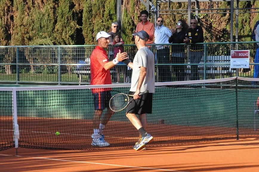 Nella foto la stretta di mano tra Massimiliano Pace e Marco Cesaretti - Foto Roberto Di Tondo
