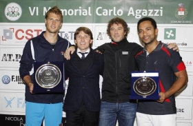 la premiazione del Trofeo Cst. Da sinistra: Andreas Seppi, il direttore del torneo Andrea Agazzi, Enrico Vezzoli (Cst) e Jhonson Garcia - Foto Felice Calabrò
