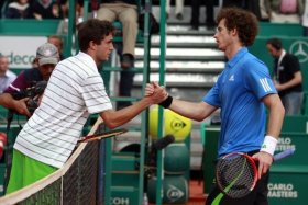 Stretta di mano tra Murray e Simon