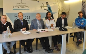 La presentazione del 2° Futures Città di Lecco, da sinistra, il consigliere del club organizzatore Giuseppe Rotasperti, il vice-presidente del circolo lecchese Maurizio Faravelli, il presidente Fosco Pierangelo, il direttore sportivo Adamo Panzeri, il direttore del torneo Itf Marco Crugnola e il beniamino di casa Lorenzo Frigerio