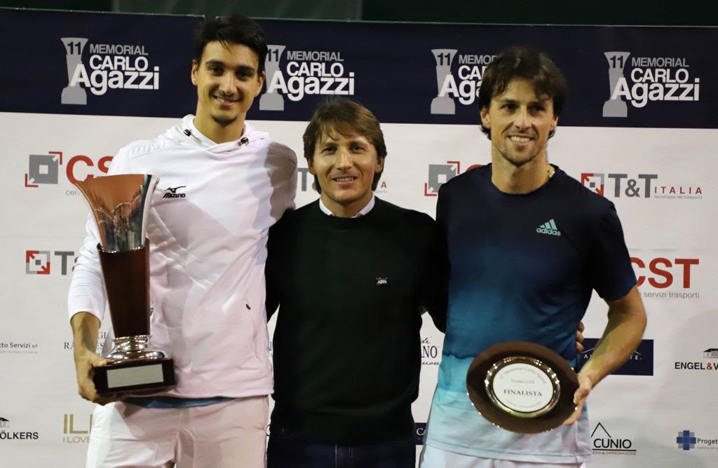 La premiazione del rodeo Open del PalaIseo. Da sinistra: il vincitore Lorenzo Sonego, Andrea Agazzi e il finalista Andrea Arnaboldi (foto Felice Calabrò)