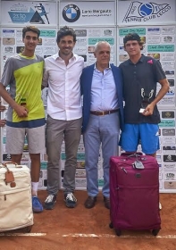 La premiazione del 1° Città di Lecco, da sinistra, il finalista Lorenzo Sonego, il direttore del torneo Marco Crugnola, il presidente del Tc Lecco Fosco Pierangelo e il vincitore Tommy Paul - (foto Alberto Locatelli)