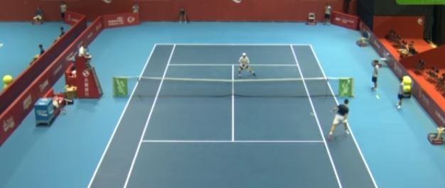 Stakhovsky fa due tweener di fila e vince il punto