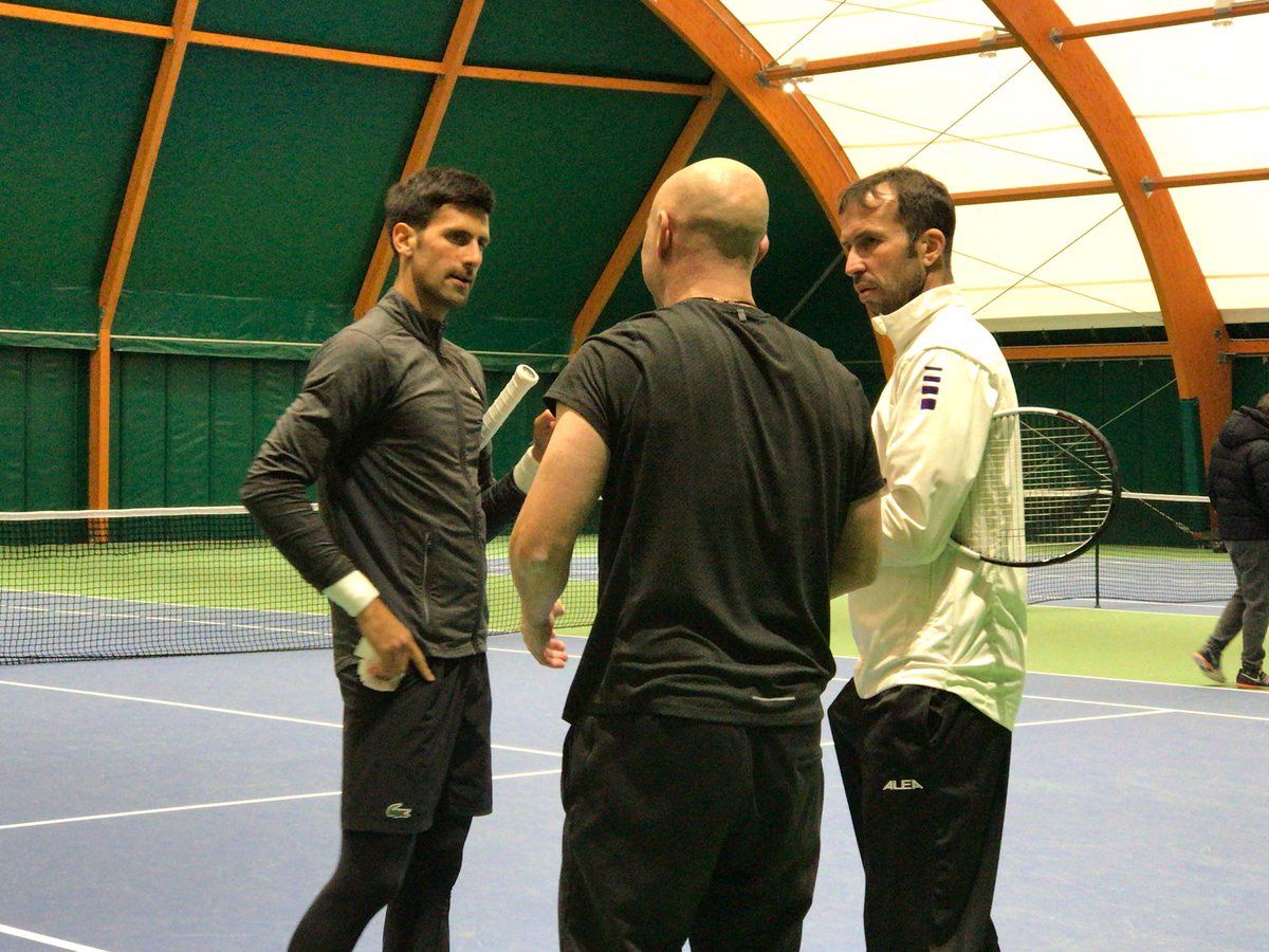 Novak Djokovic con Andre Agassi e Radek Stepanek