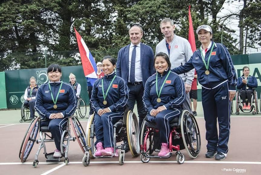 Nella foto, la nazionale cinese con il sindaco di Alghero ed il chairman Itf