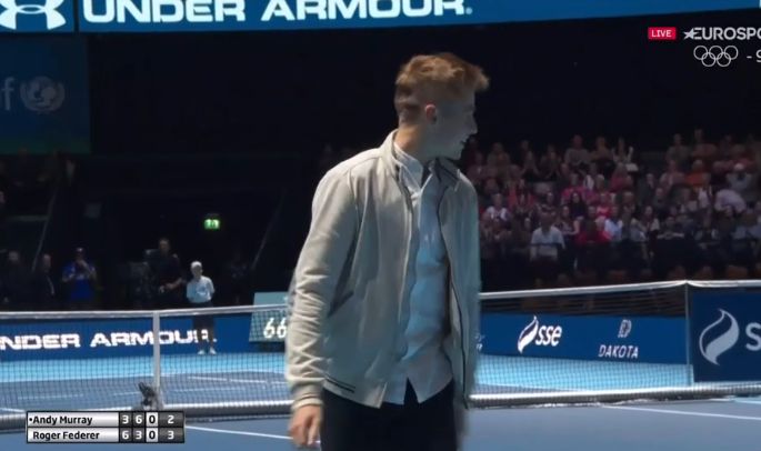Glasgow, Federer scambia con un tifoso che mette in mostra un buon dritto