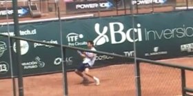 L'esultanza di Travaglia appena dopo aver vinto il match contro Quinzi