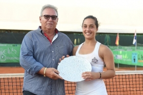 La vincitrice Martina Trevisan, 22 anni, premiata al fianco del direttore del torneo di Bagnatica Gianluigi Terzi - Foto San Marco