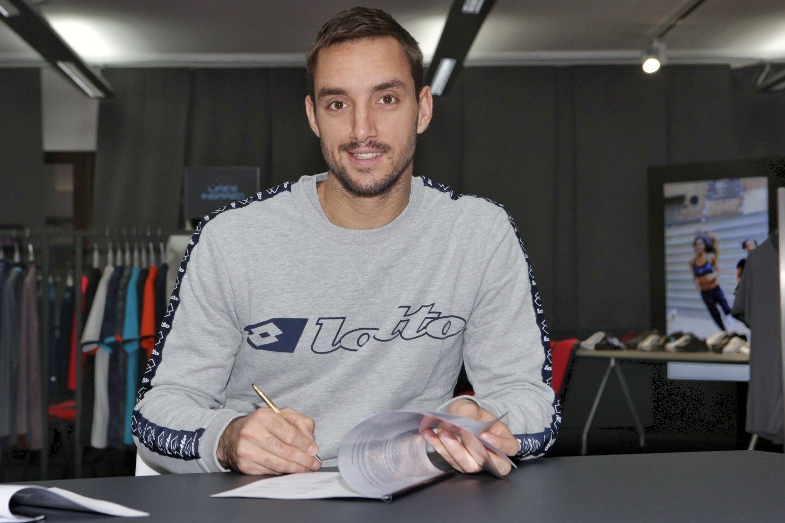 Nell’occasione il tennista serbo ha firmato il rinnovo dell’accordo di sponsorizzazione tecnica con Lotto per altri tre anni, a partire da gennaio 2018. L'accordo prevede la fornitura di calzature, abbigliamento e accessori per le gare e il tempo libero.