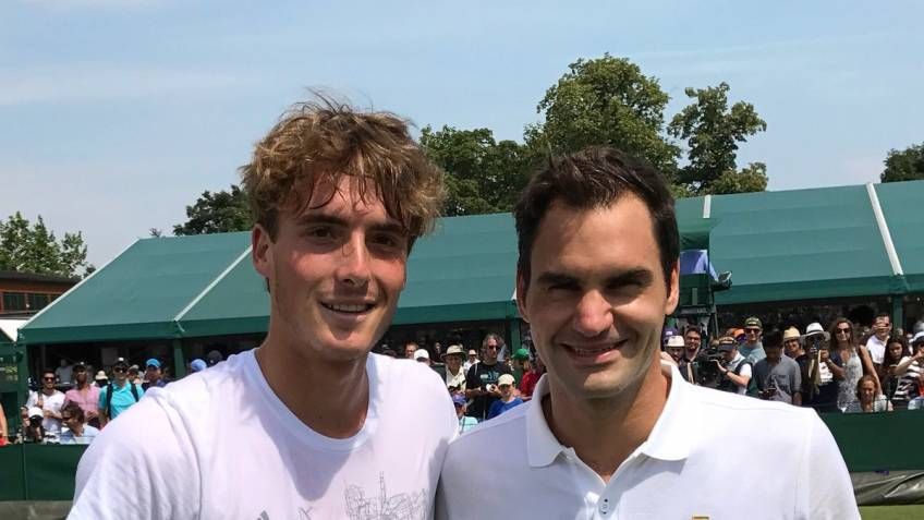 Stefanos Tsitsipas classe 1998, con Roger Federer