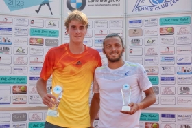 La premiazione del Futures Città di Lecco, da sinistra: il vincitore Stefanos Tsitsipas e il finalista Marco Bortolotti, battuto per 7-6 7-6 - Foto Cristian Locatelli