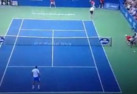 Jo Wilfried Tsonga manda ko un raccattapalle