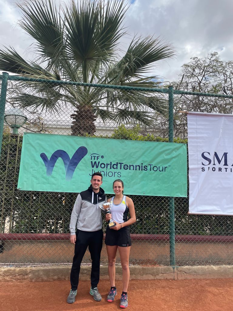 Emma Valletta con il suo coach Roberto Fabbiano dopo la vittoria del torneo