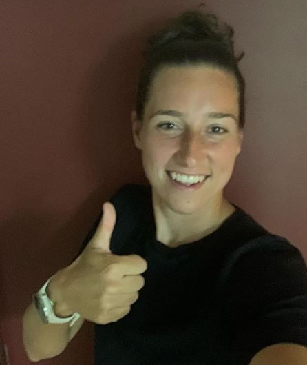 La tennista in questione era Rosalie Van Der Hoek risultata positiva al test sierologico ma negativa al tampone. La doppista giocherà a Palermo
