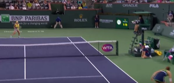 Video del Giorno: Karolina Pliskova in risposta colpisce involontariamente il Giudice di Sedia