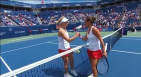 Roberta Vinci stringe la mano alla Gavrilova alla fine della partita