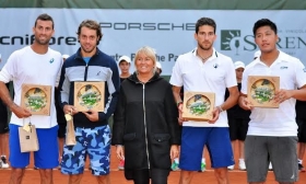 La premiazione del torneo di doppio. Da sinistra, i vincitori Matteo Viola e Paolo Lorenzi, la presidente del Country Club Paola Bergamo, e i finalisti Alessandro Motti e Hsin-Han Lee (Taipei)