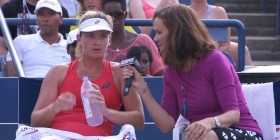Coco Vandeweghe e la giornalista che intervista l'americana durante un cambio di campo