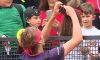 Alexander Zverev colpisce accidentalmente una bimba e le regala una sua bandana (VIDEO)