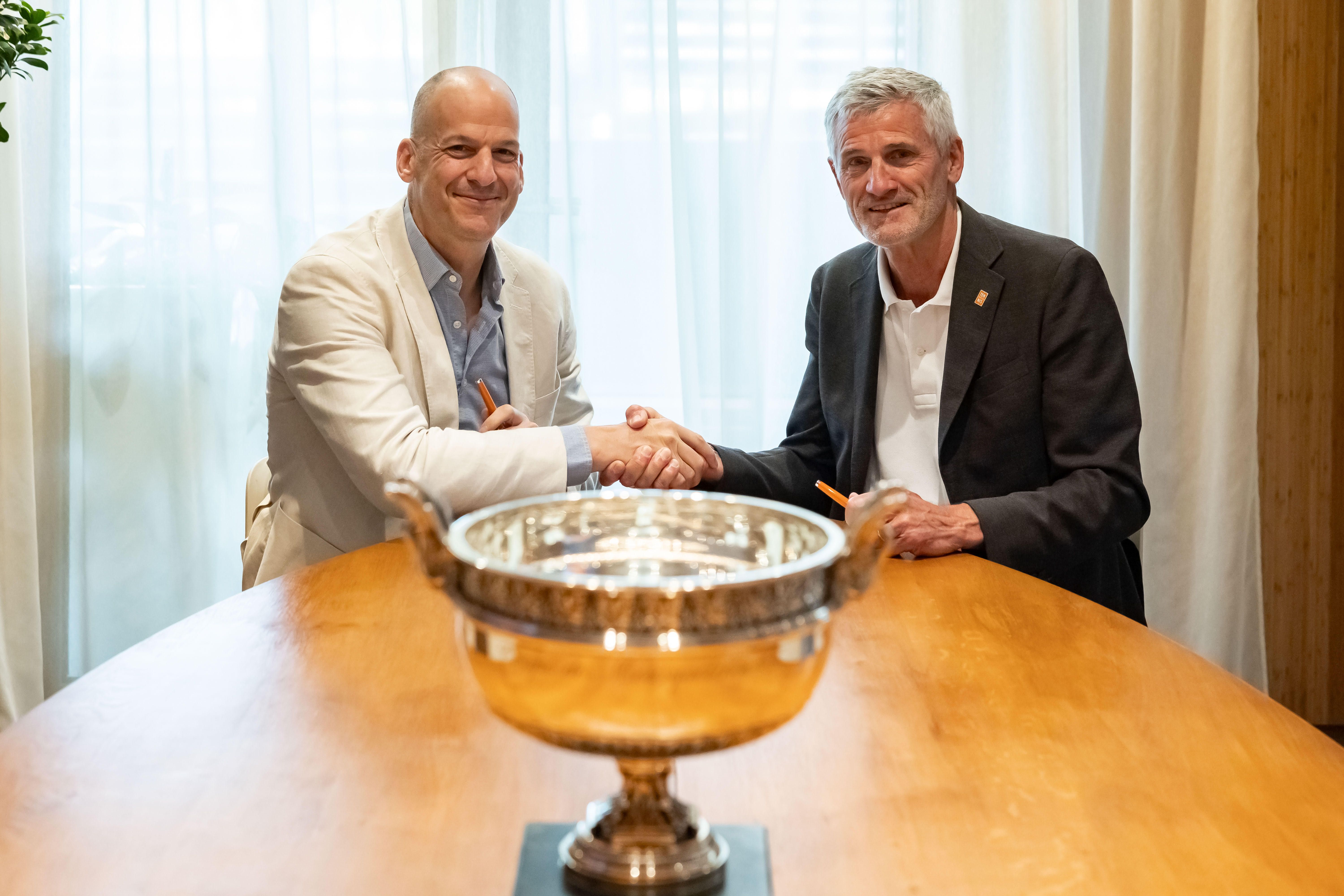 (sinistra) Andrew Georgiou, Presidente e Amministratore Delegato di WBD Sports Europe e (destra) Gilles Moretton, Presidente della Federazione Francese Tennis Credito: Jean-Charles Caslot / FFT