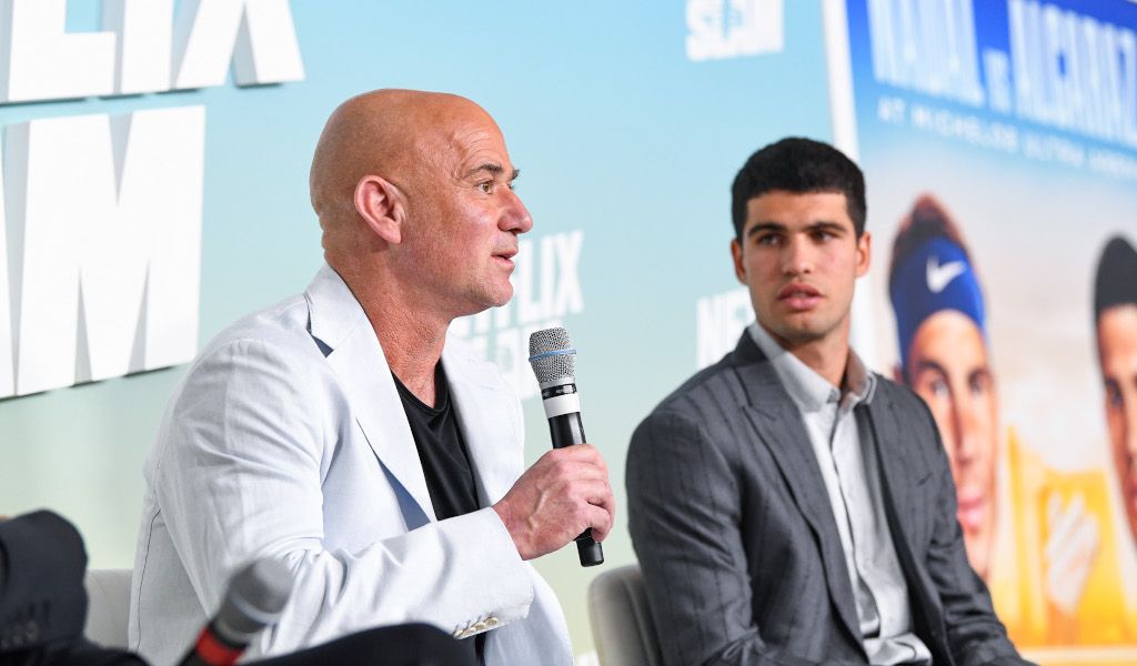 Agassi con Alcaraz in una foto d'archivio